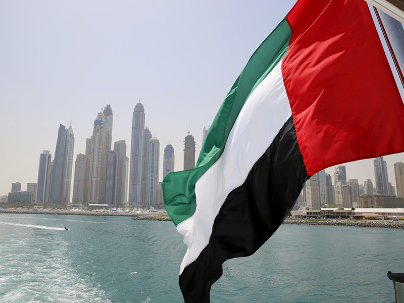 الإمارات تحطم رقمًا قياسيًا بأكبر علم يحلق في القفز الحر